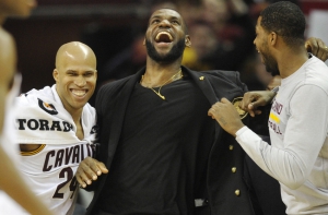 Jefferson, Thompson e James che scherzano durante una partita.