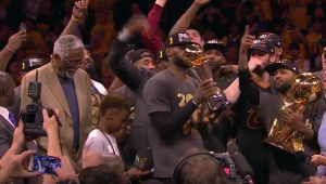 Mo Williams invita LBJ ad alzare il premio di MVP delle Finals per mostrarlo al mondo, per poi guardarlo con fierezza.