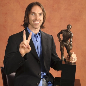 Steve Nash con il secondo trofeo di MVP stagionale consecutivo, vinto nel 2006