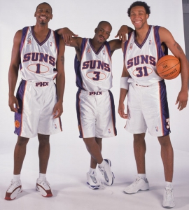 Da sinistra: Penny Hardaway, Stephon Marbury e Shawn Marion con le nuove maglie