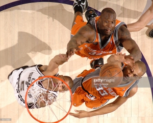 Shaquille O'Neal (#32) e Grant Hill (#33) con le maglie speciali indossate nelle 'Latin Nights'