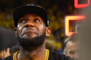 LeBron in lacrime dopo la conclusione di gara-7 nelle Finals 2016