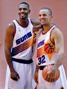 Penny Hardaway (#1) e Jason Kidd (#32) con le maglie Anni '90 dei Suns