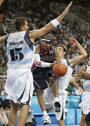 Raddoppio sotto canestro contro Iverson