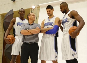 Frank Vogel 'circondato' dai suoi lunghi. Da sinistra: Bismack Biyombo, Nikola Vucevic e Serge Ibaka
