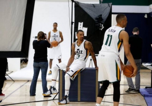 George Hill, Dante Exum e, sullo sfondo, Rodney Hood