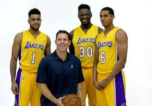 Gli 'Young Three' dei Lakers: D'Angelo Russell (#1), Julius Randle (#30) e Jordan Clarkson (#6) e il nuovo coach Luke Walton