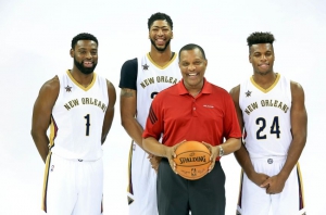 Tyreke Evans, Anthony Davis e Buddy Hield insieme a coach Alvin Gentry