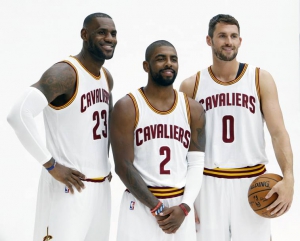 LeBron James (#23), Kyrie Irving (#2) e Kevin Love (#0)