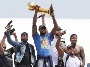 LeBron James e compagni portano il Larry o'Brien Trophy a Cleveland