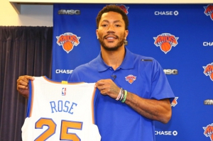 Derrick Rose con la nuova maglia numero 25 dei New York Knicks