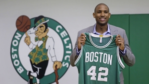 Al Horford alla presentazione in bianco-verde