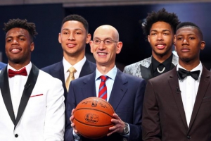 Da sinistra: Buddy Hield, Ben Simmons, Brandon Ingram e Kris Dunn posano con il commissioner NBA Adam Silver la sera del draft