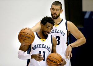 Mike Conley (con una faccia da 153 milioni di dollari) e, dietro di lui, Marc Gasol