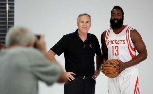 L'uomo che si nascondeva dietro ai baffi di Mike D'Antoni, di fianco a James Harden
