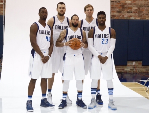 Il quintetto dei Mavs. Da sinistra: Harrison Barnes, Andrew Bogut, Deron Williams, Dirk Nowitzki e Wesley Matthews