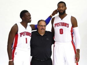Reggie Jackson 'ispeziona' l'orecchio di Andre Drummond... Coach Stan Van Gundy sembra approvare
