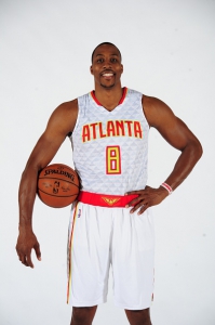 Dwight Howard con la nuova maglia numero 8 di Atlanta