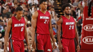 Josh Richardson (#0), Hassan Whiteside (#21) e Justise Wnslow (#20)