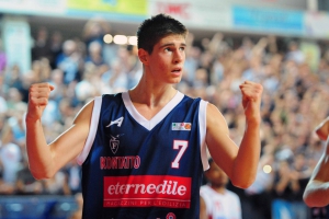 Eccolo invece in una partita con la Fossa dei Leoni sullo sfondo