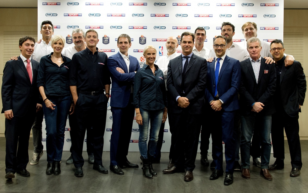 a squadra basket di Sky, con Jacques Rayanud (Executive Vice President Sky Sport e Sky Media), Matteo Mammì (Direttore Canali, Diritti e Programmi Sky Sport), Marco Foroni (Direttore Fox Sports) e Giovanni Bruno (Direttore Sky Sport con responsabilità other sports)