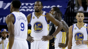 Kevin Durant (#35) e Stephen Curry (#30) perplessi, dopo la sconfitta contro i San Antonio Spurs