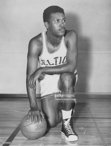 K.C. Jones con la jersey dei Celtics al Boston Garden
