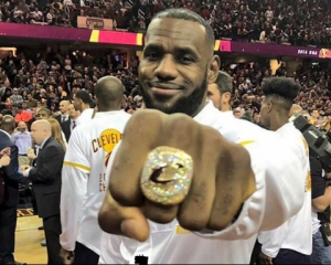 LeBron James mostra l'anello di Campione NBA