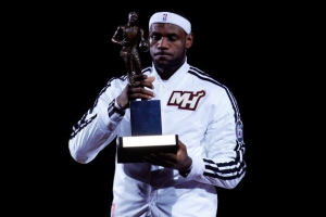 LeBrbon con in mano l'MVP