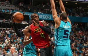 Paul Millsap (Atlanta) contro Nicolas Batum (Charlotte) in una partita della scorsa stagione