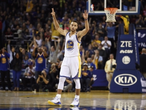 Steph Curry festeggia il record appena infranto: 13 triple nella stessa partita