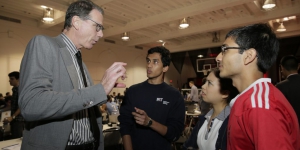 Kiki VanDeWeghe parla con una squadra poco prima della presentazione dei progetti.
