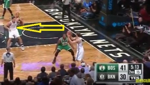 Bogdanovic va in post da Lopez, sul quale arriva l'aiuto di Crowder