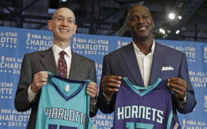 Michael Jordan e Adam Silver presentano il "nuovo" nome di Charlotte