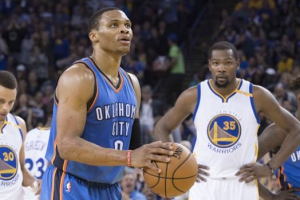Russell Westbrook in lunetta, sotto lo sguardo di Kevin Durant