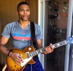 Russell Westrbrook con una chitarra elettrica