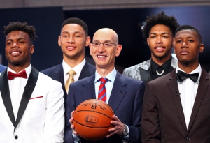 Alcuni prospetti del draft 2016 in compagnia di Adam Silver. Da sinistra. Buddy Hield, Ben Simmons, Brandon Ingram e Kris Dunn