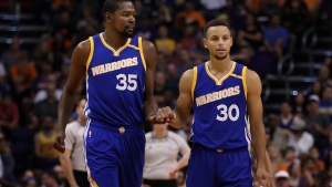 Una coppia di MVP per Golden State: Kevin Durant (#35) e Stephen Curry (#30)