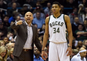 Coach Jason Kidd dà indicazioni a Giannis Antetokounmpo