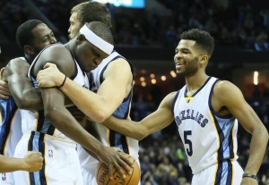 L'abbraccio dei compagni riservato a Zach Randolph nella notte del suo rientro.