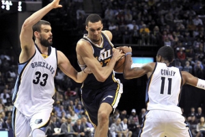 Rudy Gobert dei Jazz prova a superare Marc Gasol e Mike Conley di Memphis