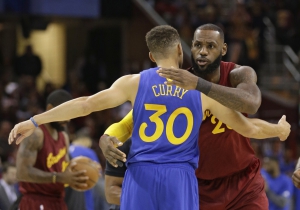 Il saluto fra Stephen Curry e LeBron James prima della sfida natalizia tra Warriors e Cavs