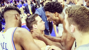 Joel Embiid cerca di 'divorare' un preoccupatissimo T.J. McConnell dopo il game-winner di quest'ultimo contro New York