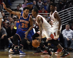 Derrick Rose (New York) difende su Rajon Rondo (Chicago)