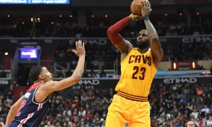 L'incredibile tiro di Lebron James (Cavs) 'in faccia' a Bradley Beal (Wizards)