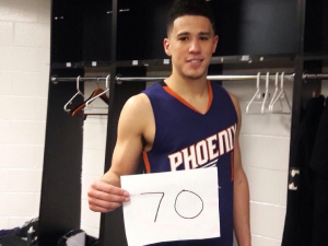Devin Booker celebra i 70 punti realizzati contro i Boston Celtics