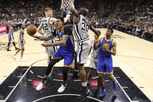 Le riserve di Warriors e Spurs si danno battaglia nella sfida dell'AT&T Center
