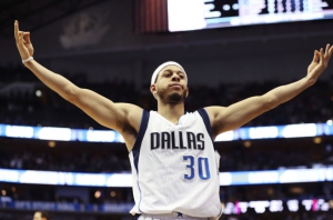 Seth Curry celebra l'ennesima tripla, marchio di fabbrica della famiglia