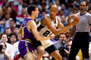 Daniels, con la maglia dei San Antonio Spurs, affronta Jeff Hornacek degli Utah Jazz