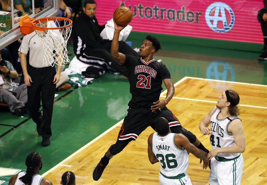 Jimmy Butler in un'azione di gioco contro i Boston Celtics